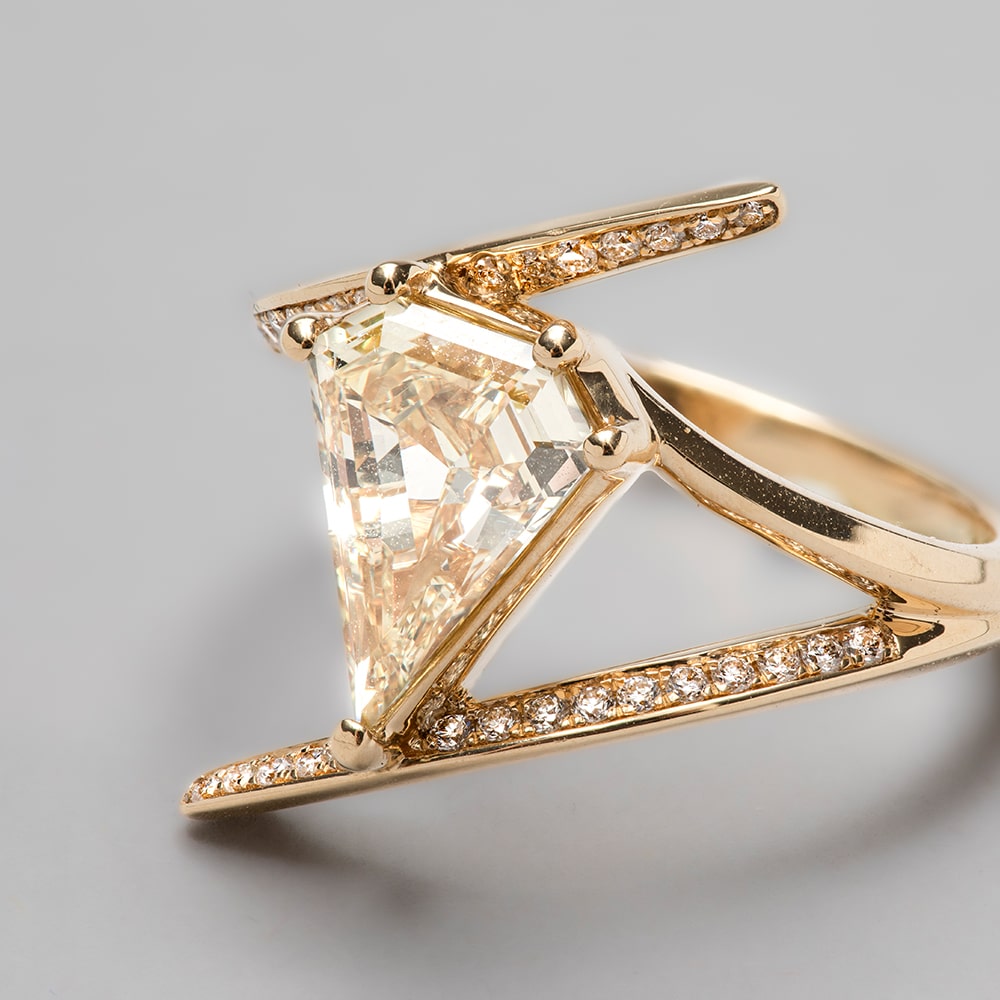 18ct Yellow Gold Kite Shape Yellow Diamond Twist Diamonds Set Ring