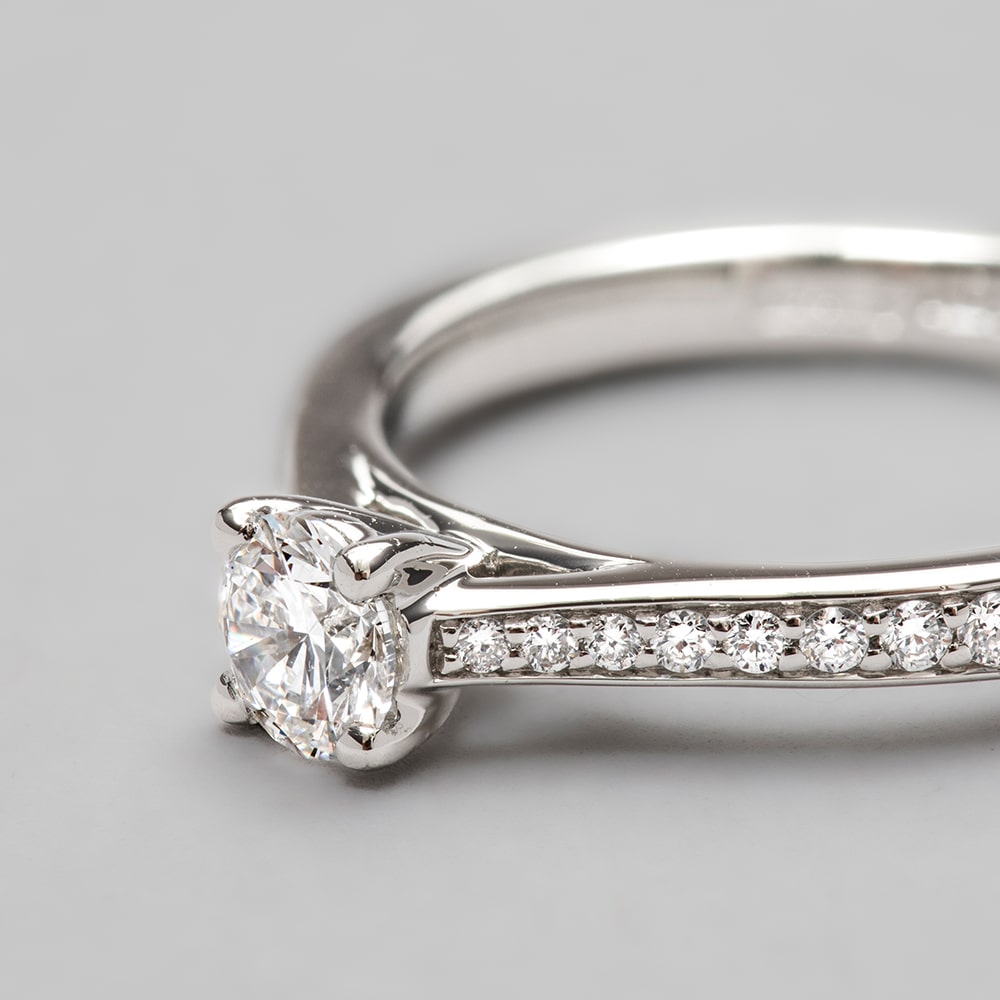 Platinum Round Brilliant Tapered Pavé Engagement Ring with Round, 0.30ct, E Colour, VVS2 Clarity - IGI LG468175571 