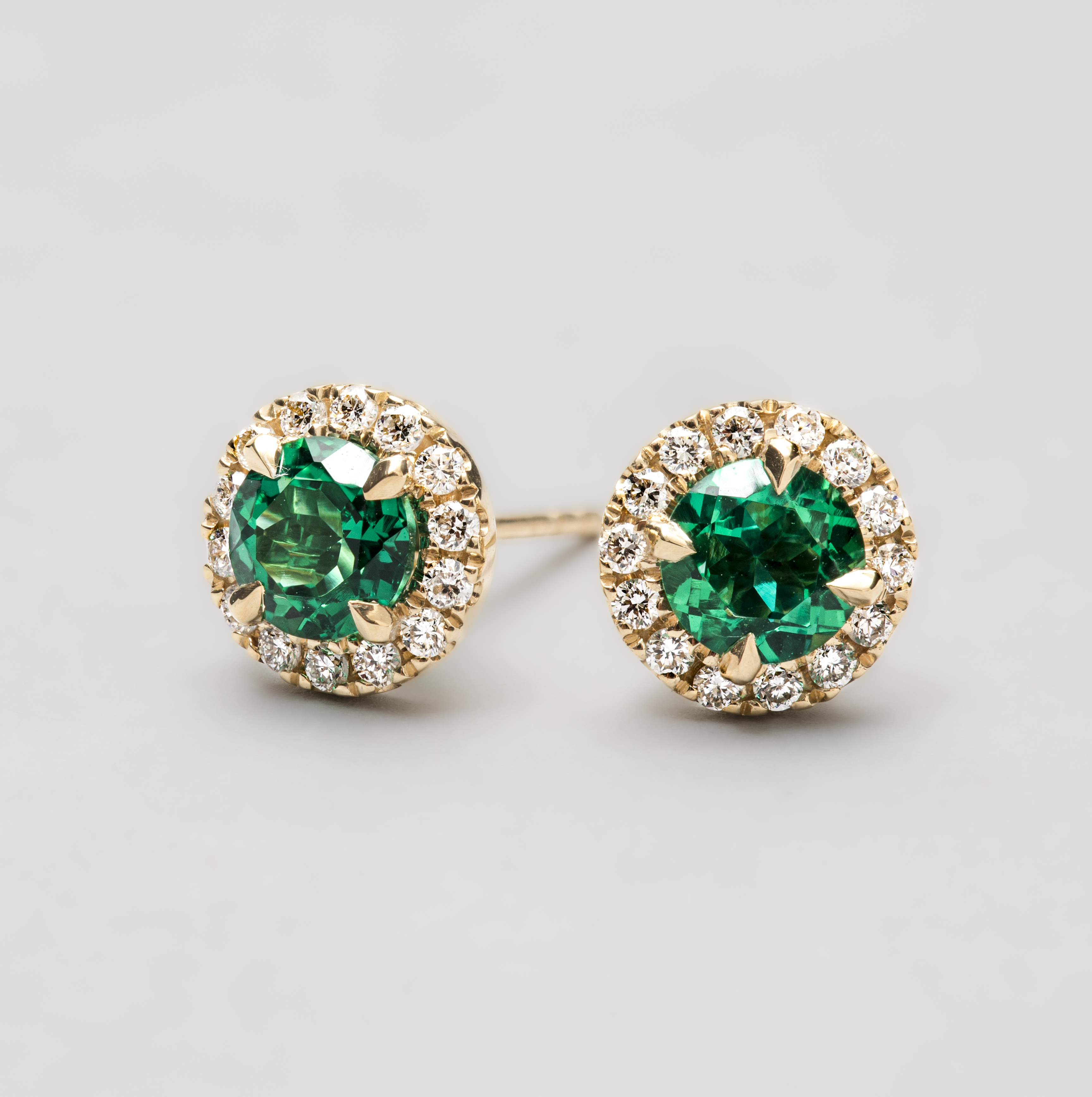 18ct Yellow Gold Round Brilliant Lab Emerald Diamond Halo Stud Earrings (0.96ct)