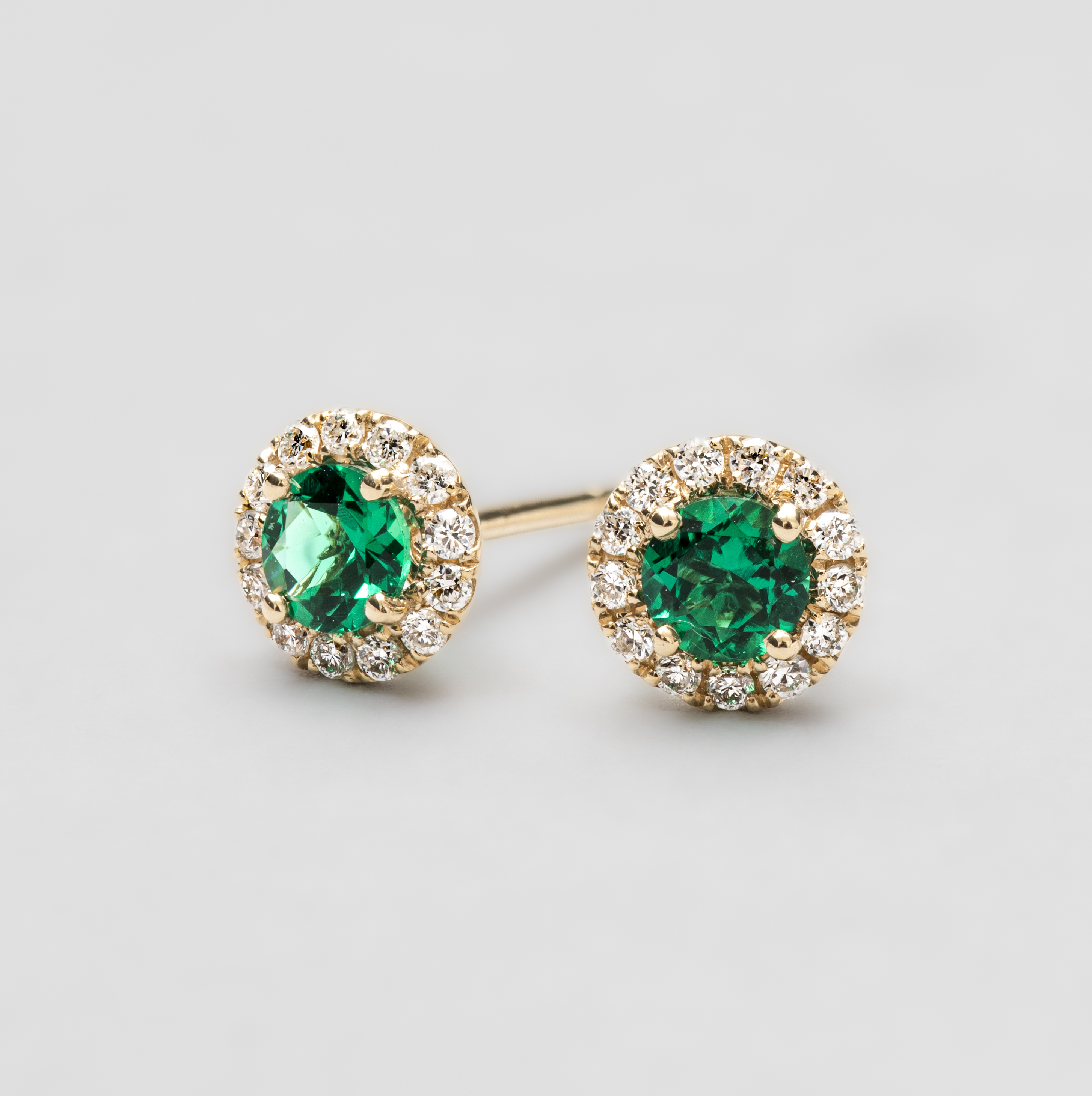 18ct Yellow Gold Round Brilliant Lab Emerald Diamond Halo Stud Earrings ...