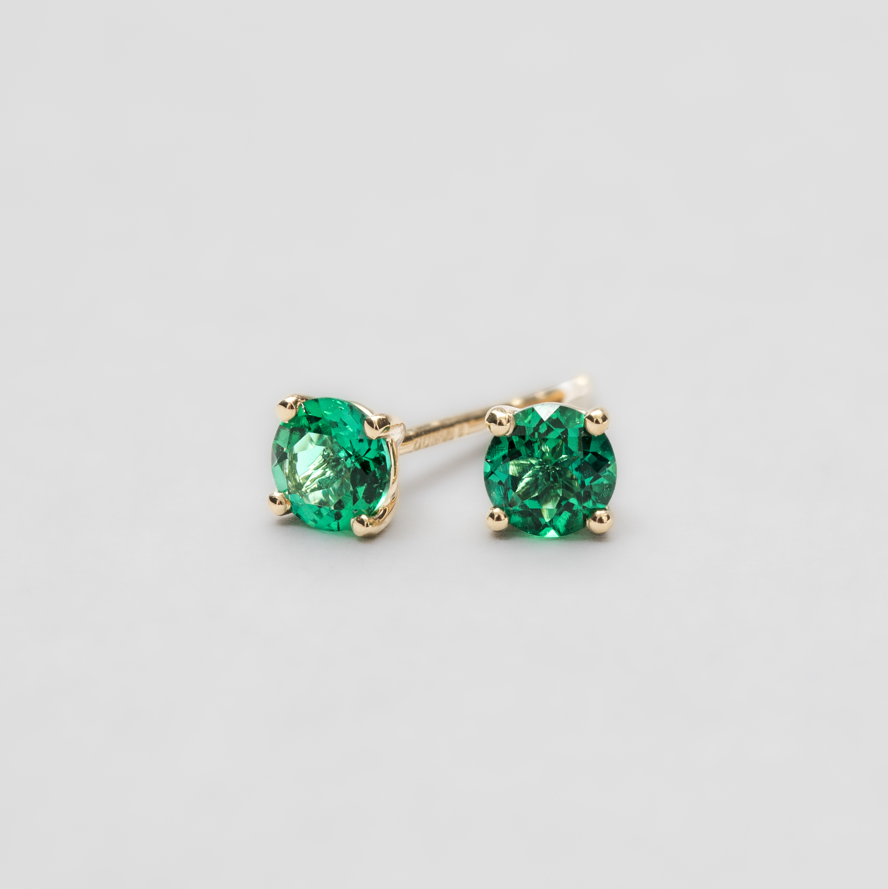 18ct Yellow Gold 18ct Yellow Gold 4 Claw Round Brilliant Lab Emerald Stud Earrings (0.50ct)