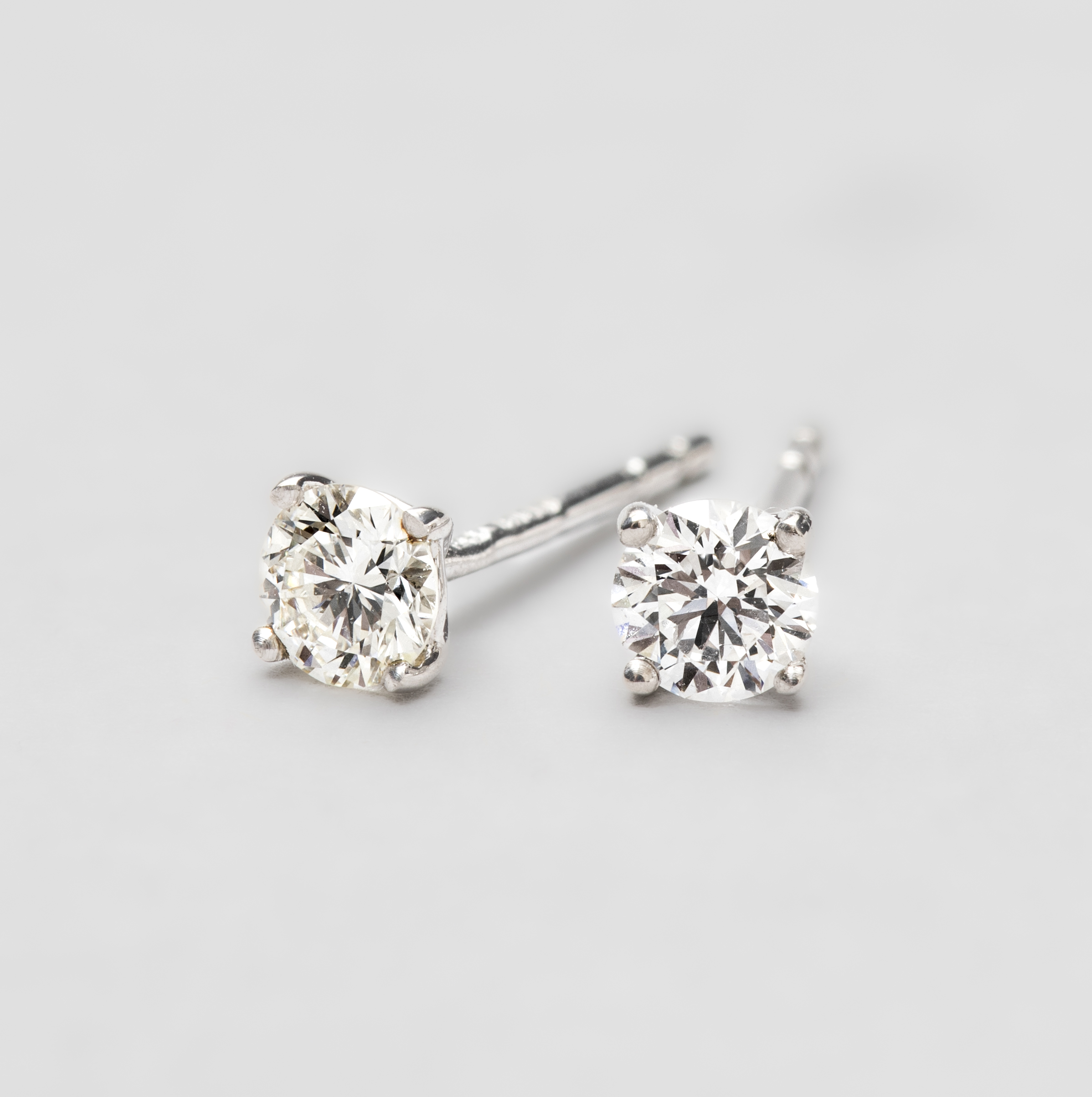 18ct White Gold Lab Diamond 4 claws Stud Earrings (0.30ct)