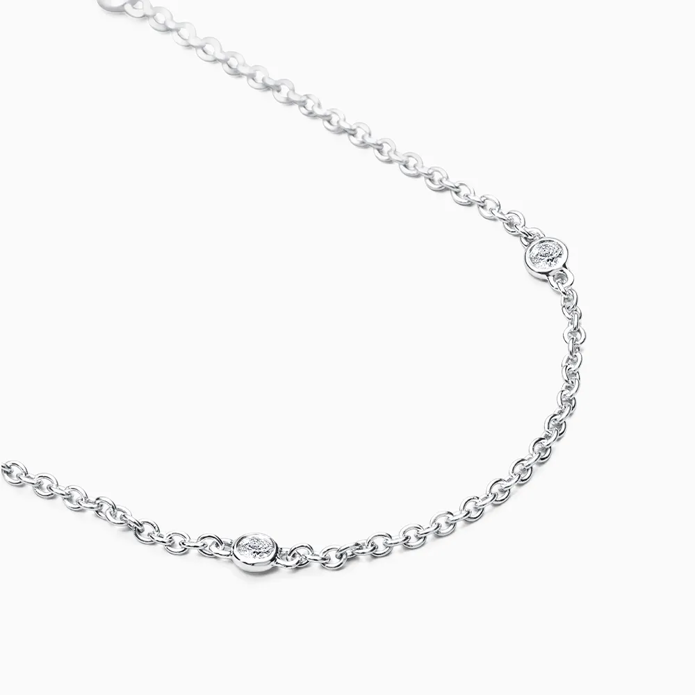 18ct White Gold 'Spectacle Set' Nine Stone Diamond Necklace Set On a 14 Inch Chain (Loop at 13 Inches)