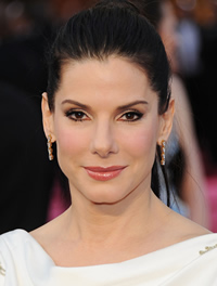 Sandra Bullock diamond drop earrings at the oscars 2012